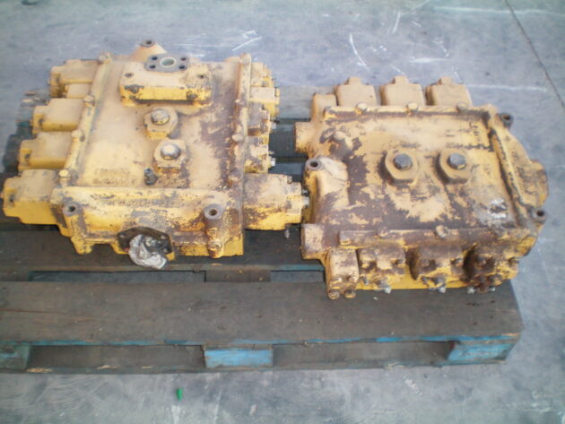 CATERPILLAR   235  8J-8476 ; 9J-8477 - DISTRIBUIDORES DE EQUIPO DE 3 Y 5 CARRETES