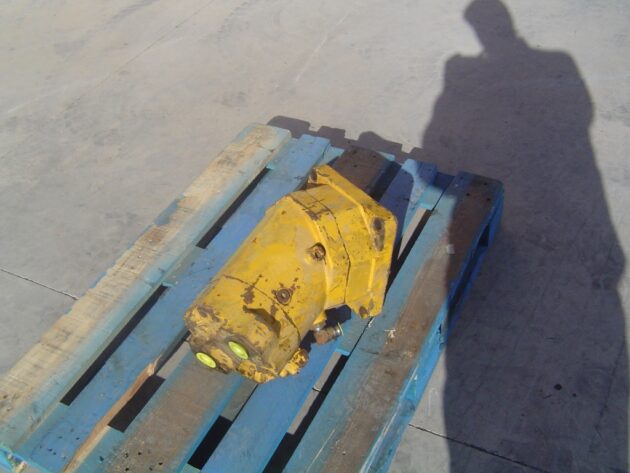 CATERPILLAR   235  8J-6773 - MOTOR DE GIRO - Imagen 2