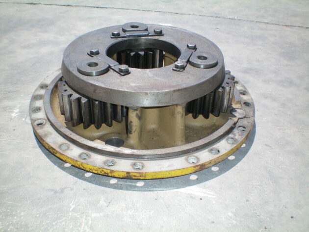 VOLVO  4200  6210080 - TAPA DE REDUCCIÓN DELANTERA
