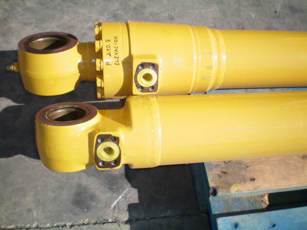 KOMATSU  PC210-8  707-01-XS790 - BOTELLA DE ELEVACIÓN PLUMA (Nº.1) (VÁSTAGO PICADO) - Imagen 3