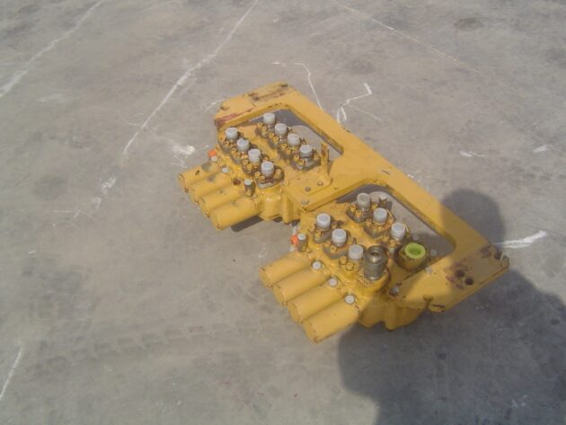 LIEBHERR  A922  5003900 / 5003899 - DISTRIBUIDOR PRINCIPAL - Imagen 3