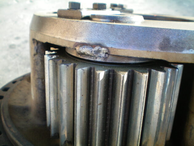 VOLVO  4600  4717386 - TAPA DE REDUCCIÓN DELANTERA (MAL ESTADO) - Imagen 2