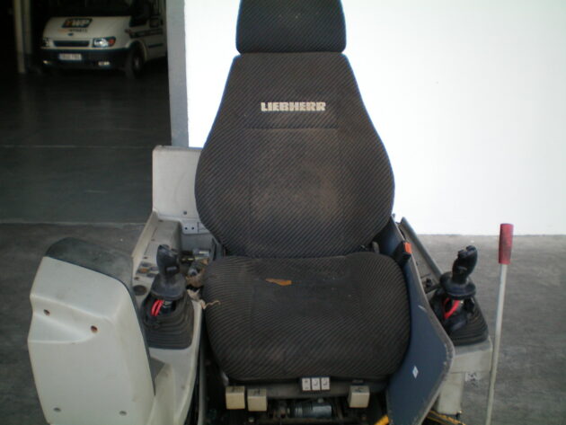 LIEBHERR  R934 LITRONIC   - INTERIOR DE CABINA - Imagen 2