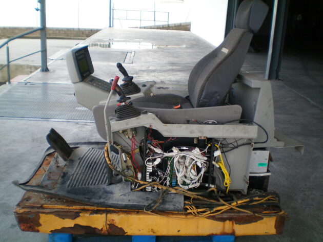 LIEBHERR  R934 LITRONIC   - INTERIOR DE CABINA - Imagen 3