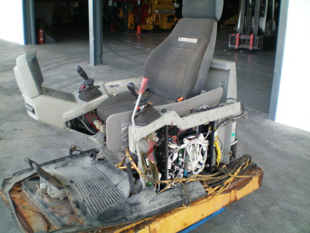 LIEBHERR  R934 LITRONIC   - INTERIOR DE CABINA - Imagen 4