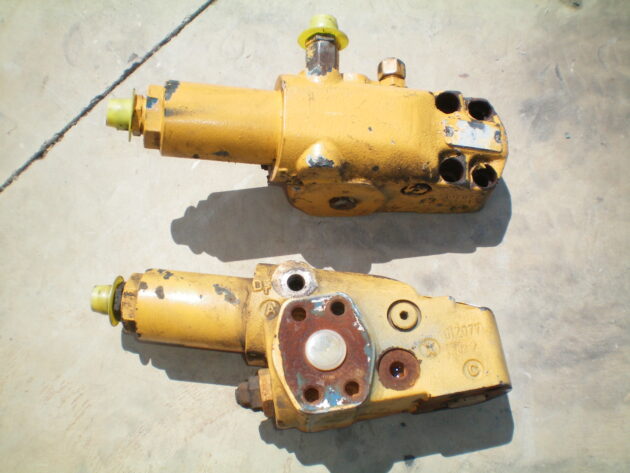 LIEBHERR  R934 LITRONIC - 5614328 - BOOM LIFT CYLINDER VALVE PLUG