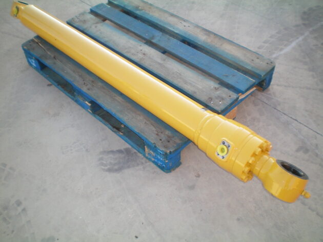 KOMATSU   PC210LC6K  205-63-K1181 - BOTELLA DE ELEVACIÓN PLUMA DERECHA