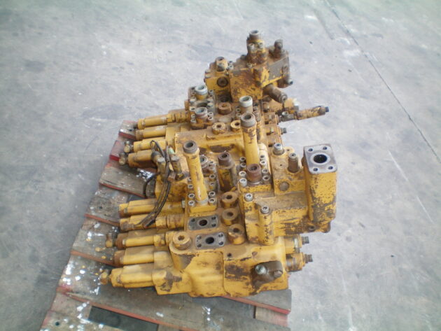 CATERPILLAR   320BL  107-7070 - DISTRIBUIDOR PRINCIPAL - Imagen 2