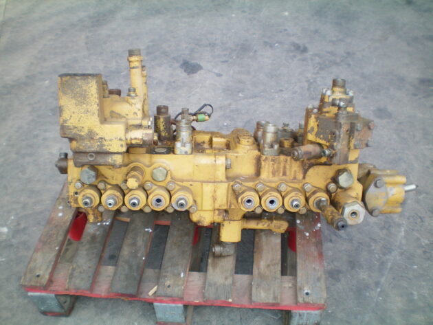 CATERPILLAR   320BL  107-7070 - DISTRIBUIDOR PRINCIPAL - Imagen 3