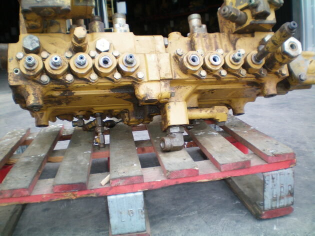 CATERPILLAR   320BL  107-7070 - DISTRIBUIDOR PRINCIPAL - Imagen 4