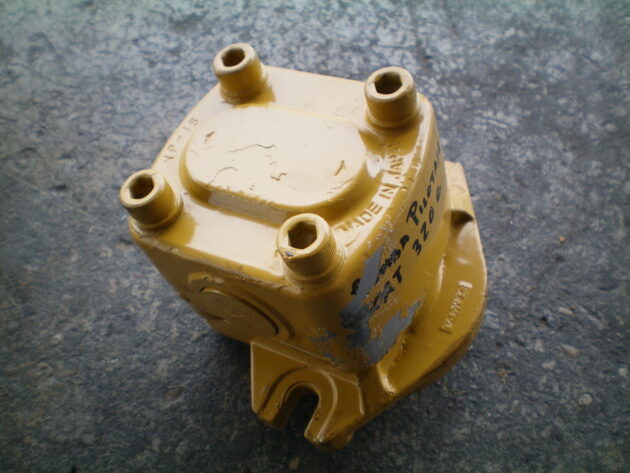 CATERPILLAR   320C  126-2016 - BOMBA DE PILOTAJE - Imagen 2
