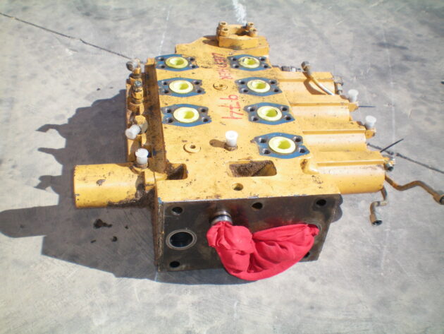 LIEBHERR  R974B LITRONIC - 5610616 - VALVE RIGHT - Image 2