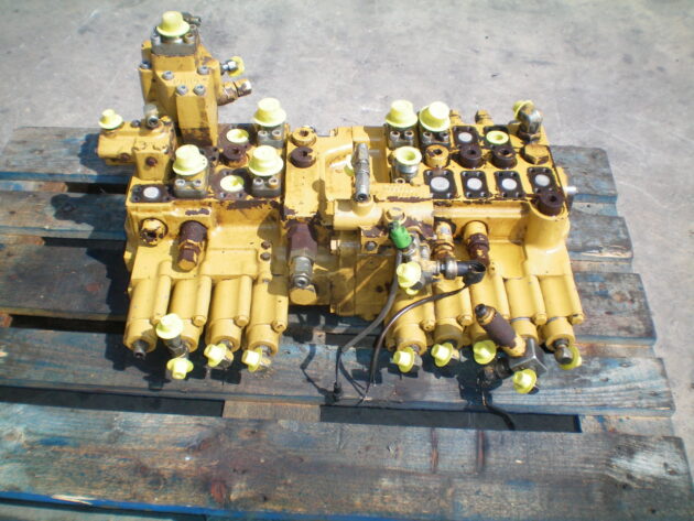 CATERPILLAR   320L  6E-4015 - DISTRIBUIDOR PRINCIPAL - Imagen 4