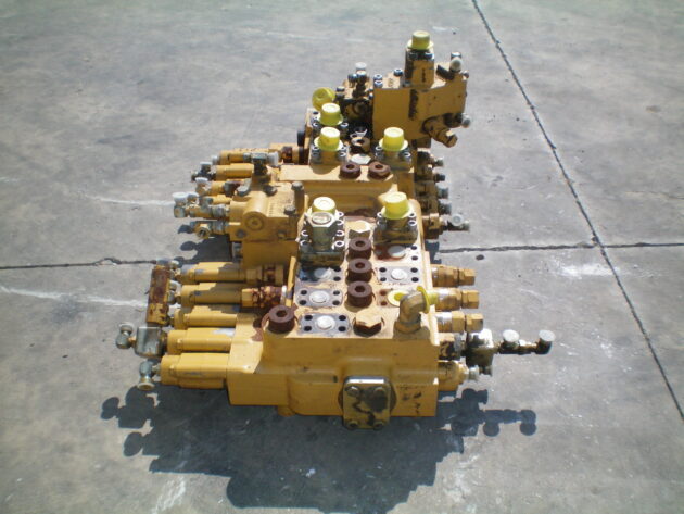 CATERPILLAR   320L  6E-4015 - DISTRIBUIDOR PRINCIPAL - Imagen 3