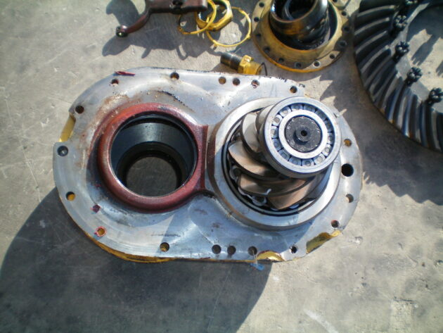 VOLVO   A35  4870487 - CARCASA REDUCTORA CON PIÑON Y CORONA EJE INTERME - Imagen 2