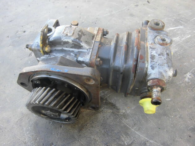VOLVO   A35  6772239 - COMPRESOR