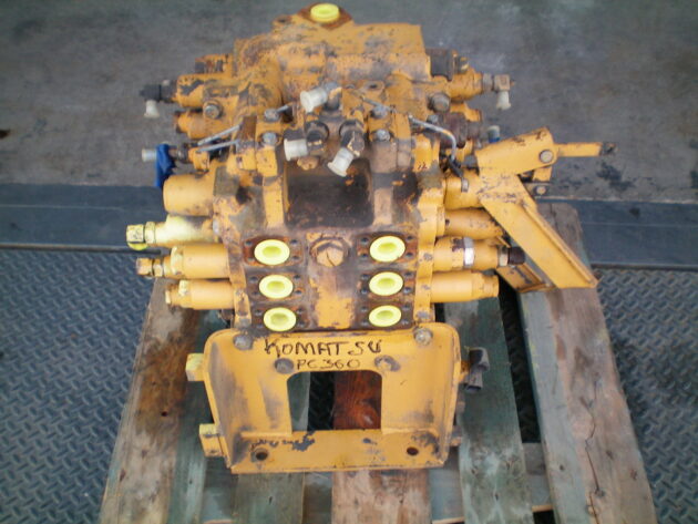 KOMATSU PC360-3 -  - MAIN CONTROL VALVE - Image 2