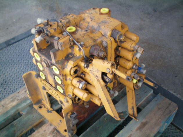 KOMATSU PC360-3 -  - MAIN CONTROL VALVE - Image 3