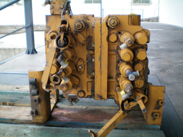 KOMATSU PC360-3 -  - MAIN CONTROL VALVE - Image 4