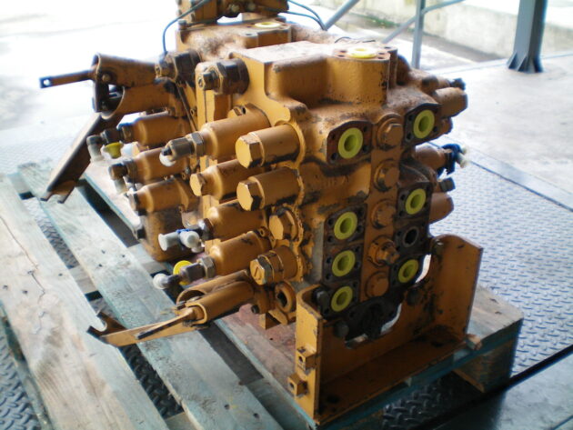 KOMATSU PC360-3 -  - MAIN CONTROL VALVE - Image 5