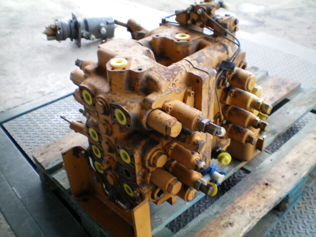 KOMATSU PC360-3 -  - MAIN CONTROL VALVE - Image 6