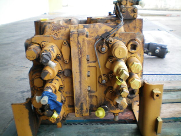KOMATSU PC360-3 -  - MAIN CONTROL VALVE - Image 8