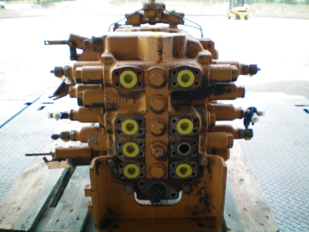 KOMATSU PC360-3 -  - MAIN CONTROL VALVE
