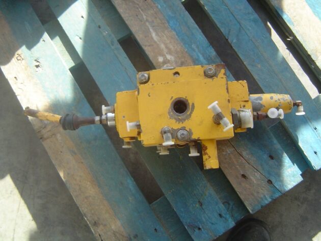 VOLVO A35 - 11053869 - STEERING VALVE - Image 2