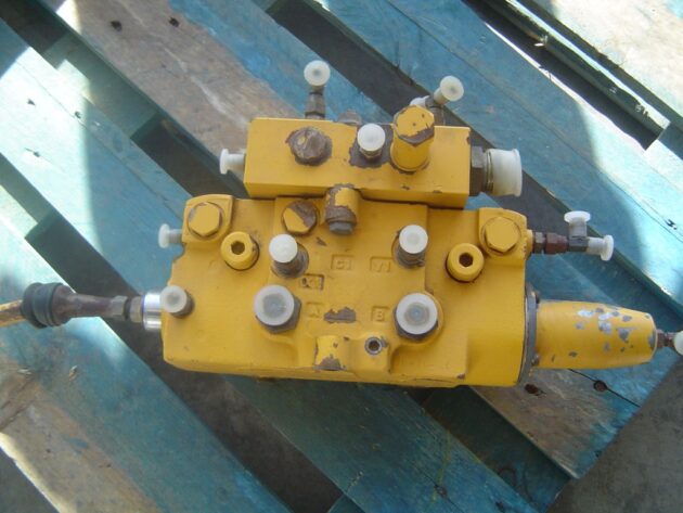VOLVO A35 - 11053869 - STEERING VALVE - Image 3