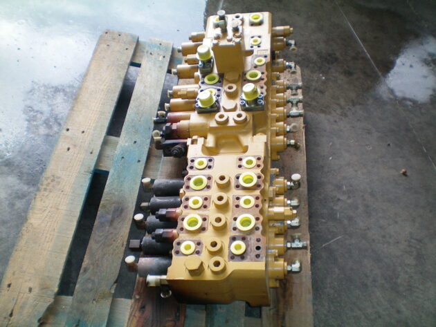 CATERPILLAR  325C - 231-6950 - MAIN CONTROL VALVE (2 OUTLETS) - Image 2