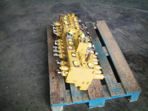CATERPILLAR  325C - 231-6950 - MAIN CONTROL VALVE (2 OUTLETS) - Image 4