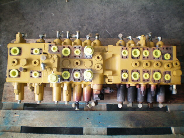 CATERPILLAR  325C - 231-6950 - MAIN CONTROL VALVE (2 OUTLETS) - Image 5