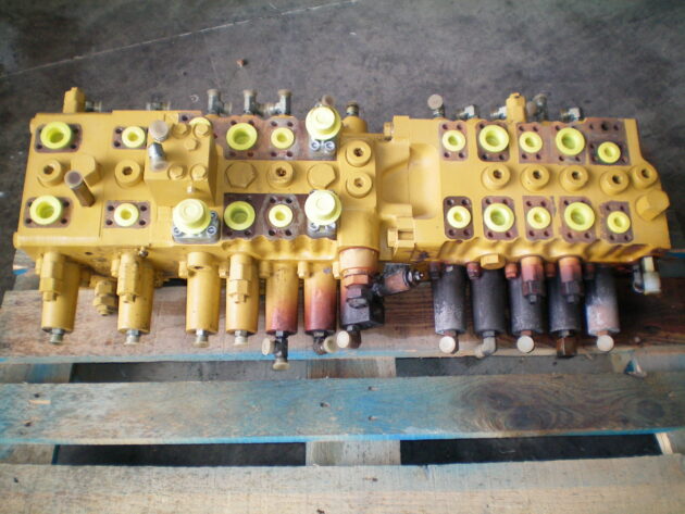 CATERPILLAR  325C - 231-6950 - MAIN CONTROL VALVE (2 OUTLETS)