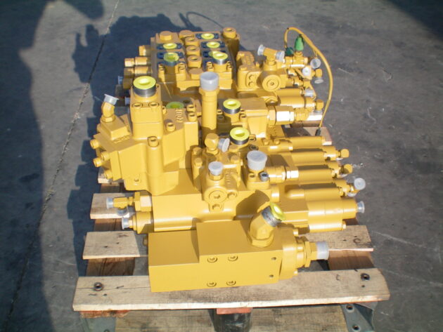 CATERPILLAR   325LN  6E-5633 - DISTRIBUIDOR PRINCIPAL DE DOS CUERPOS - Imagen 2