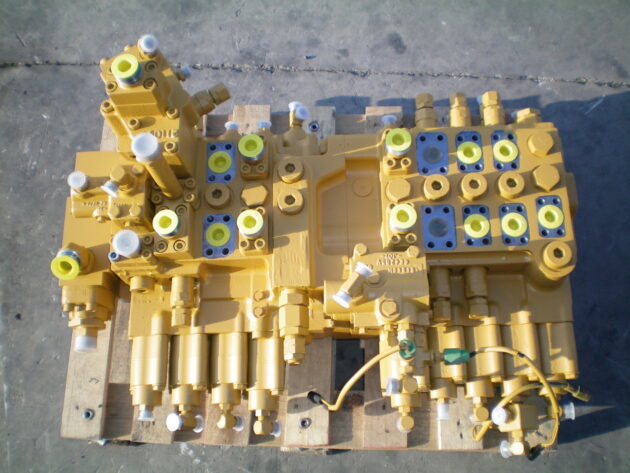 CATERPILLAR   325LN  6E-5633 - DISTRIBUIDOR PRINCIPAL DE DOS CUERPOS - Imagen 3