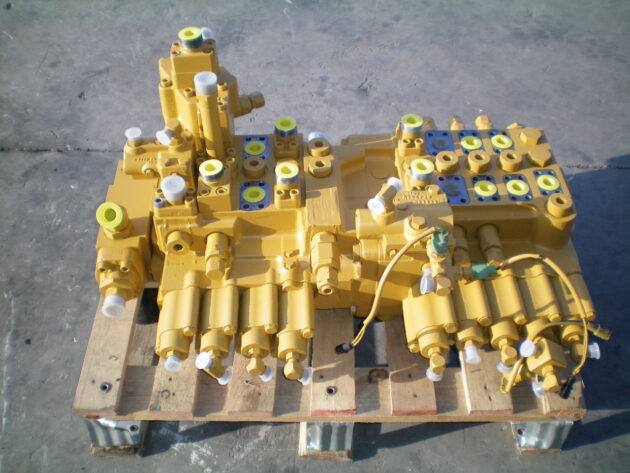 CATERPILLAR   325LN  6E-5633 - DISTRIBUIDOR PRINCIPAL DE DOS CUERPOS - Imagen 4