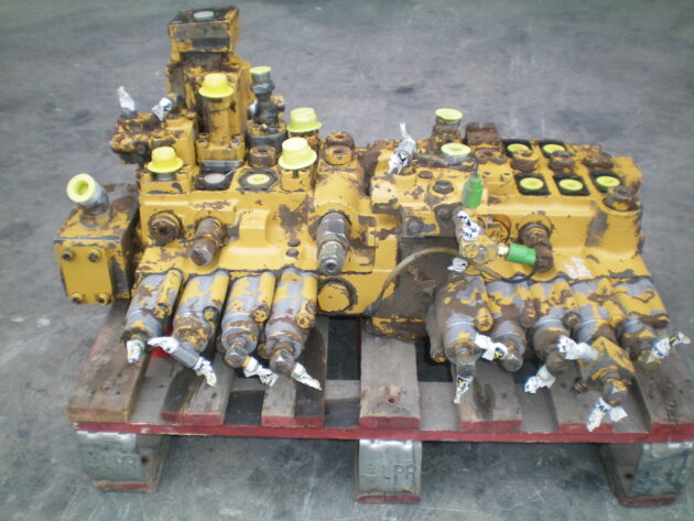 CATERPILLAR   330  6E-2136 - DISTRIBUIDOR DE 4 CARRETES - Imagen 2