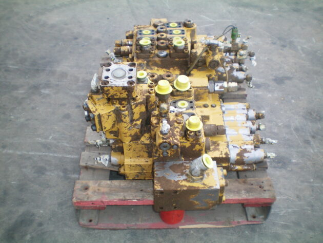 CATERPILLAR   330  6E-2136 - DISTRIBUIDOR DE 4 CARRETES - Imagen 3