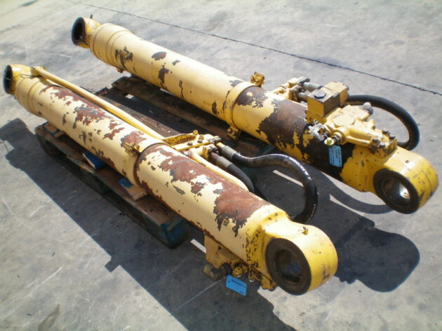 KOMATSU   PC4506K  208-63-K2321 - BOTELLA DE ELEVACIÓN PLUMA - Imagen 4