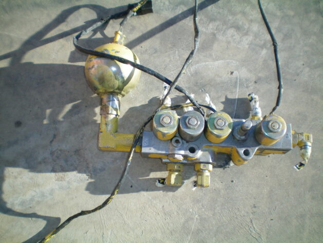 KOMATSU   PC450LC6K  20Y-60-22114 - TACO DISTRIBUCIÓN ELECTROVÁLVULAS - Imagen 2