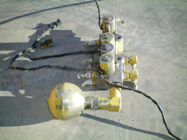 KOMATSU   PC450LC6K  20Y-60-22114 - TACO DISTRIBUCIÓN ELECTROVÁLVULAS - Imagen 3