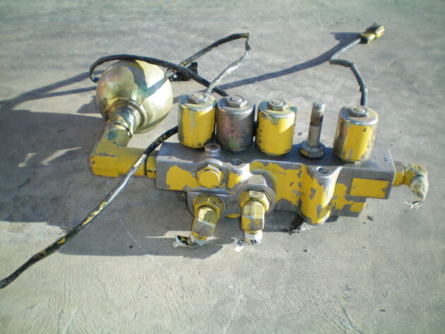 KOMATSU   PC450LC6K  20Y-60-22114 - TACO DISTRIBUCIÓN ELECTROVÁLVULAS