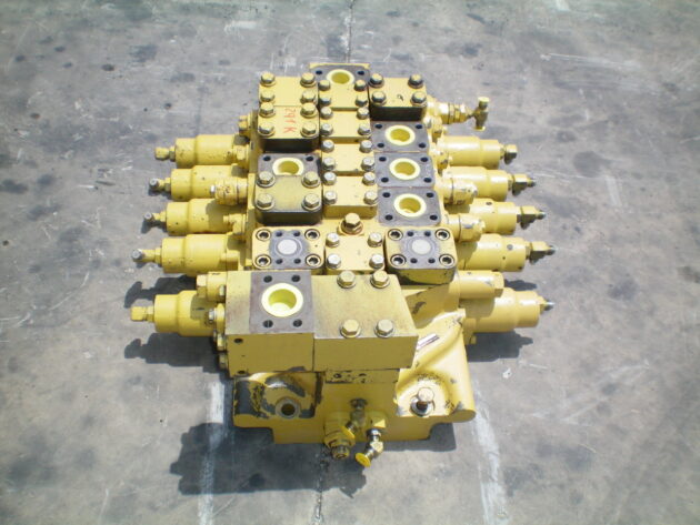 KOMATSU   PC650SE5  709-15-93100 - DISTRIBUIDOR DE 5 CARRETES - Imagen 2