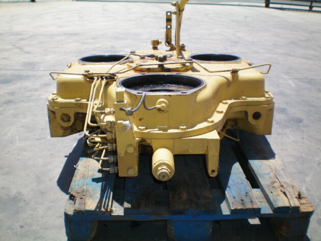 KOMATSU   PC650SE5  209-38-00025 - CAJA DE TRANSFERENCIAS DE BOMBAS - Imagen 4