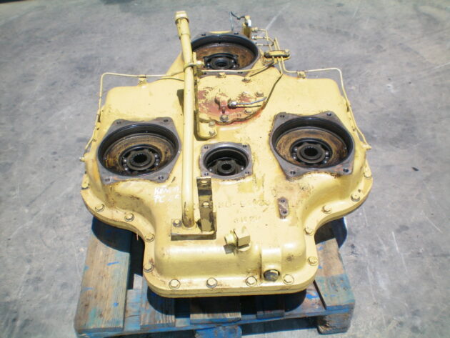 KOMATSU   PC650SE5  209-38-00025 - CAJA DE TRANSFERENCIAS DE BOMBAS