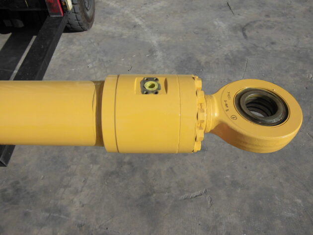 KOMATSU   PC650SE5  209-63-02100 - BOTELLA DE ELEVACIÓN PLUMA - Imagen 3