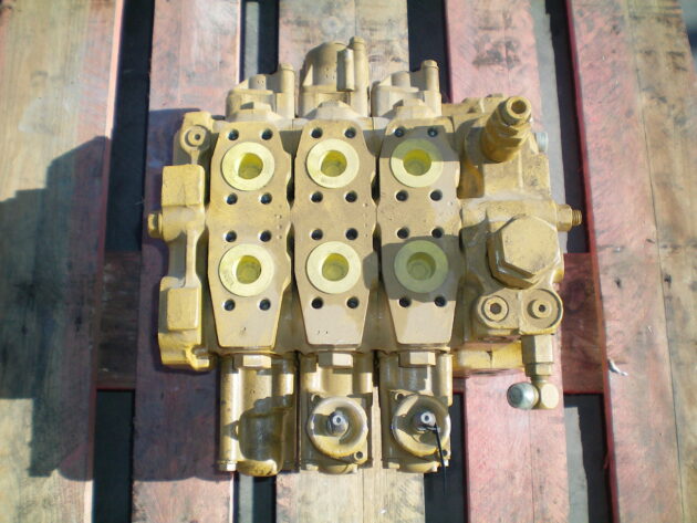 CATERPILLAR   D6H  6E-5558 (*) - DISTRIBUIDOR DELANTERO DE BULLDOZER - Imagen 2