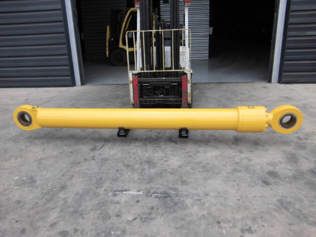 KOMATSU   PC11006  21N-63-X2302 - BOTELLA DE ELEVACIÓN PLUMA IZQ.Nº1 BUEN ESTADO RETENES USADO - Imagen 3
