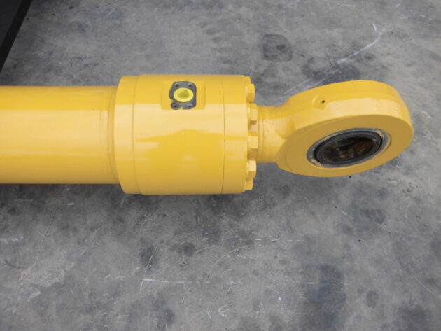 KOMATSU   PC11006  21N-63-X2302 - BOTELLA DE ELEVACIÓN PLUMA IZQ.Nº1 BUEN ESTADO RETENES USADO - Imagen 4