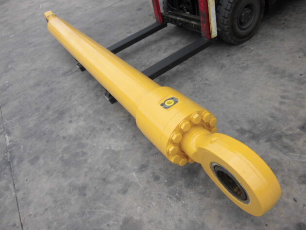 KOMATSU   PC11006  21N-63-X2302 - BOTELLA DE ELEVACIÓN PLUMA IZQ.Nº1 BUEN ESTADO RETENES USADO
